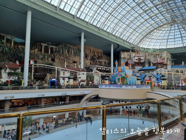  크리스마스 분위기 물씬 나는 12월의 롯데월드