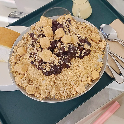  홍대 카페추천 맛있었던 홍대빙수 빙츄르 I 눈꽃빙수, 크로플 , 치즈케이크 , 도쿄롤 I 홍대카페