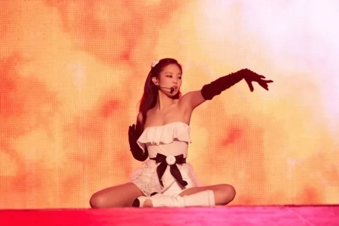 '샤넬 앰버서더' 블랙핑크 제니, 샤넬이 특별히 맞춤 제작한 커스텀 의상 보니...섹시한 디자인에 허걱! '샤넬 앰버서더' 블랙핑크 제니, 샤넬이 특별히 맞춤 제작한 커스텀 의상 보니...섹시한 디자인에 허걱!