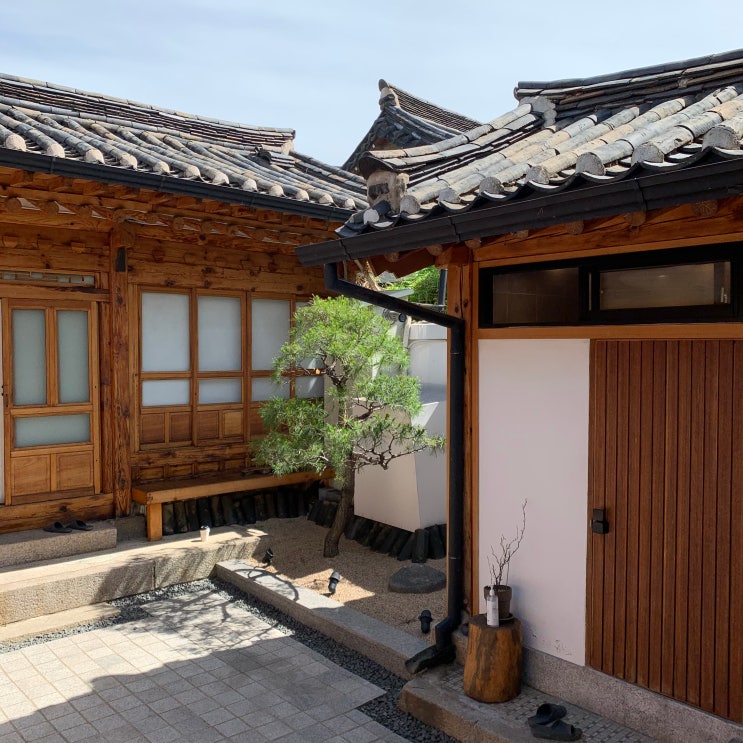  디귿집ㅣ서울 북촌 한옥 독채 숙소에서 가장 평온한 하루 보내기