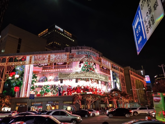  221209-11 명동 신세계 파사드 맛만 보고 왔어요.