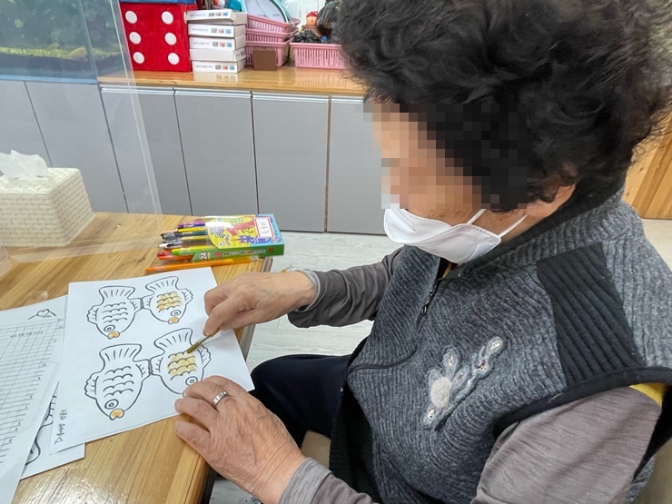 김해주간보호센터, 장유주간보호센터 국내최고의 프리미엄 온유한주간보호센터 인지활동 - 따끈따끈 붕어빵 만들기