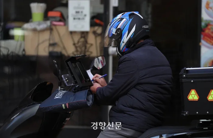 배달라이더들은 왜 다쳐도 ‘산재보험’ 처리를 꺼릴까? 배달라이더들은 왜 다쳐도 ‘산재보험’ 처리를 꺼릴까?