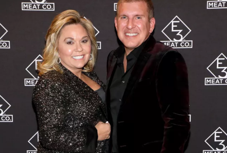 Todd와 Julie Chrisley는 세금 사기 사건에 대해 항소했지만 더 이상 논의하는 것은 허용되지 않는다고 말합니다. Todd와 Julie Chrisley는 세금 사기 사건에 대해 항소했지만 더 이상 논의하는 것은 허용되지 않는다고 말합니다.