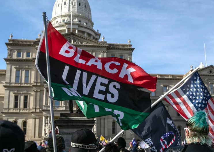 Black Lives Matter 지지자들을 협박한 남자는 증오 범죄 혐의에 대해 유죄를 인정합니다. Black Lives Matter 지지자들을 협박한 남자는 증오 범죄 혐의에 대해 유죄를 인정합니다.