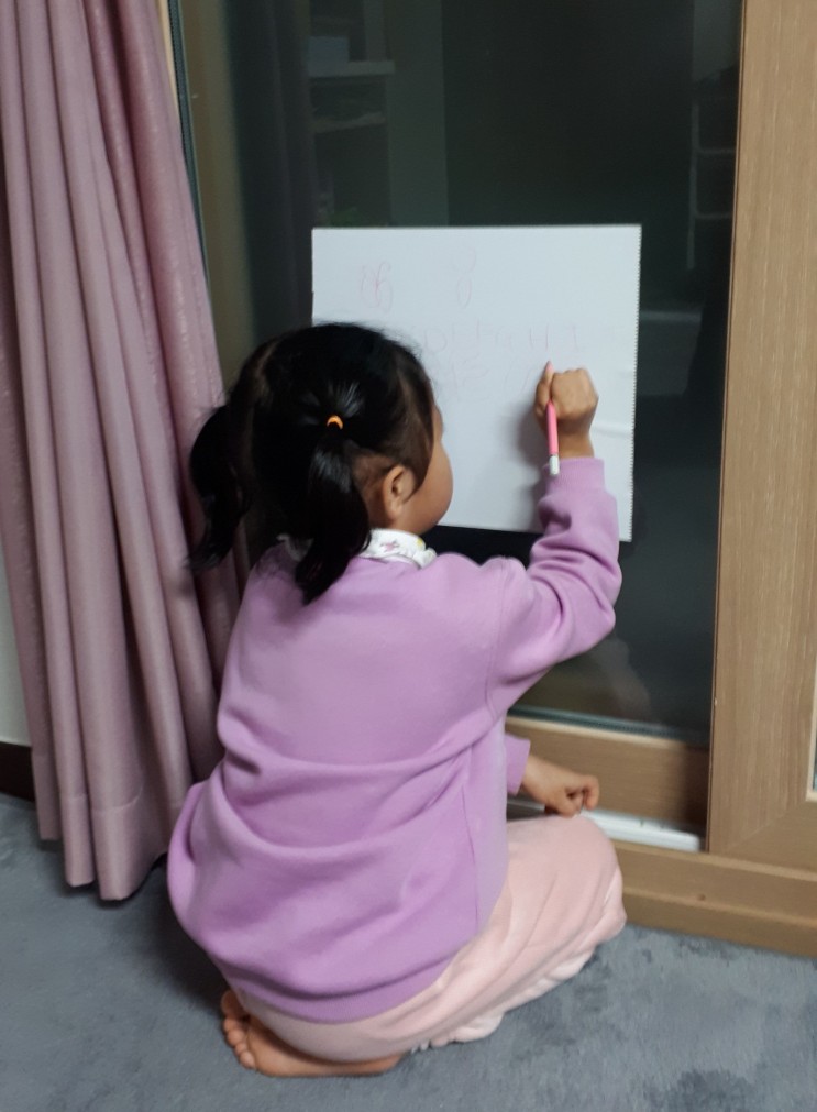 유아 색칠 미술 스티커 놀이를 한번에 글로벌 노트 매직롤북 사용 후기