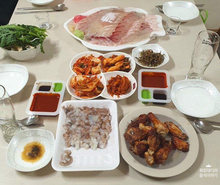  광어회 부시리 히라스 치킨 매운탕 조합으로 식사