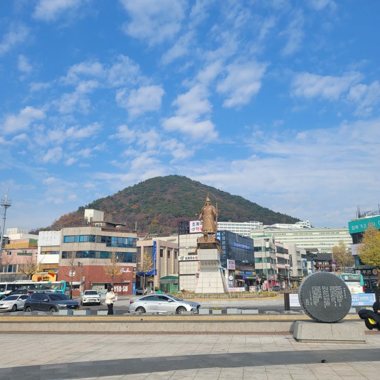  여수 이순신 광장: 이순신은 안중에도 없는 먹방 광장(feat.바다김밥)