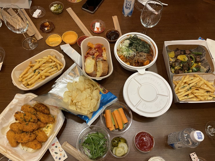  [힐링 여행] 가평 아난티 코드 Part 4. 펜트 하우스 배달 & 라포레 레스토랑 | 우삼겹 떡볶이, 찹 스테이크, 감자튀김, 치킨 윙, 야채스틱, 포크 소시지  토마토 파스타