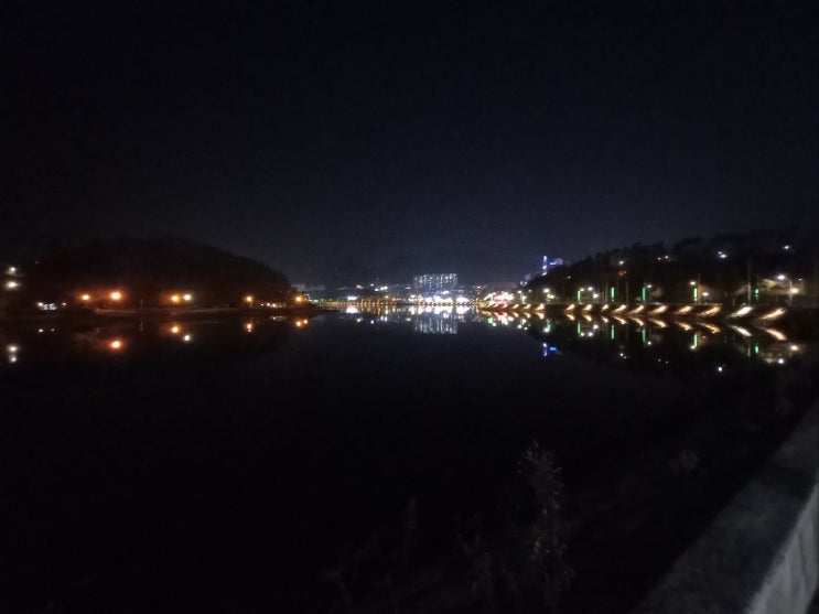  호수 같은 여수 밤바다가 보일랑 하는 이상한 나라의 투썸 플레이스