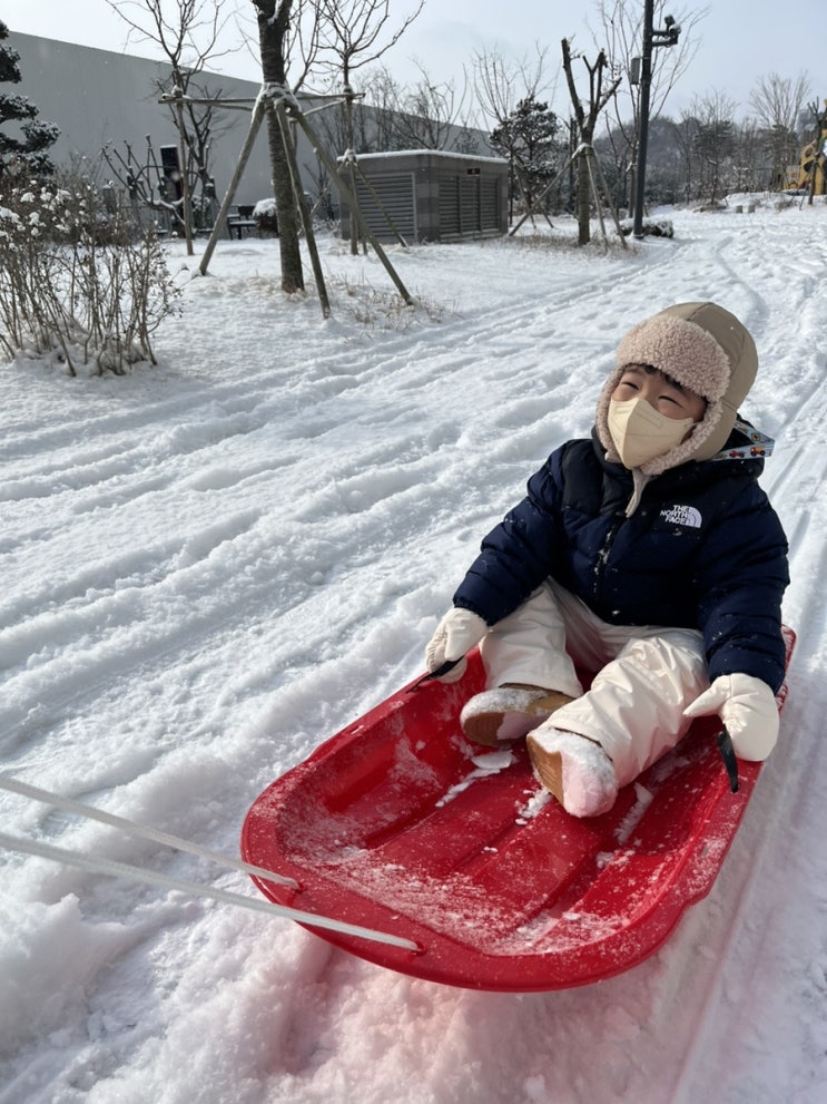 겨울왕국 4살아기 유아 패딩바지 방수장갑끼고 썰매완전정복