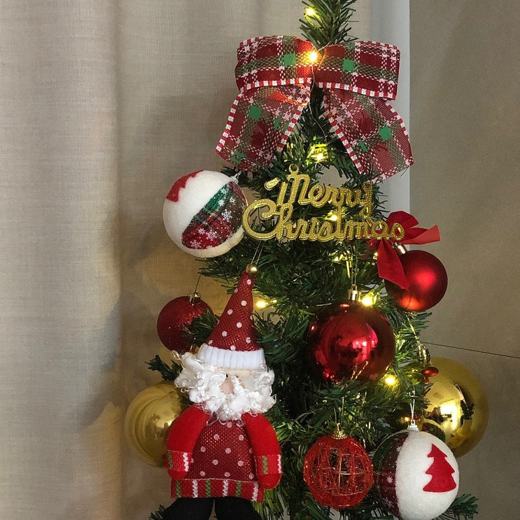 집에서 트리로 크리스마스 분위기 내기 대성공 (도토로 60cm 꼬깔 산타 트리)