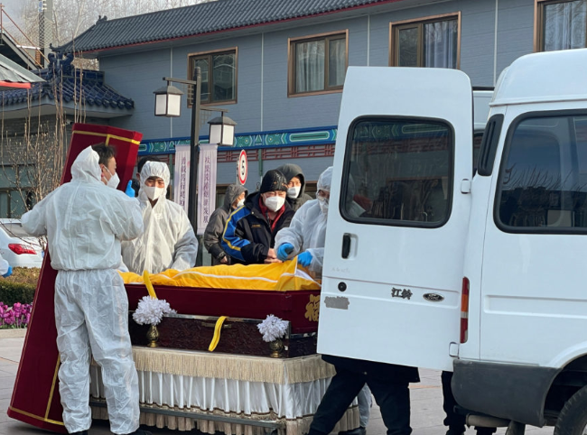 사례가 급증함에 따라 바이러스 규제 완화 후 베이징에서 코로나 관련 사망자가 발생했습니다. 사례가 급증함에 따라 바이러스 규제 완화 후 베이징에서 코로나 관련 사망자가 발생했습니다.