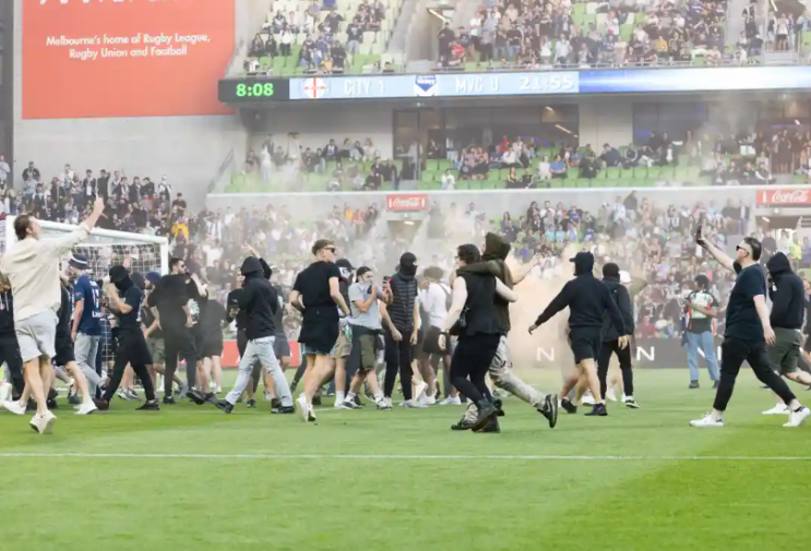 경찰은 FA가 A리그 피치 침입자들을 게임에서 '제거'하겠다고 약속함에 따라 기소할 것을 맹세합니다. 경찰은 FA가 A리그 피치 침입자들을 게임에서 '제거'하겠다고 약속함에 따라 기소할 것을 맹세합니다.