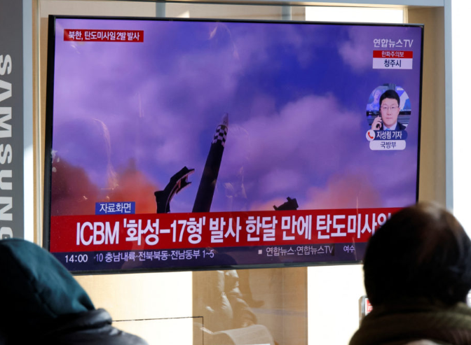 북한은 일본의 새로운 안보 전략에 대응하여 일본에 도달할 수 있는 미사일 2발을 발사합니다. 북한은 일본의 새로운 안보 전략에 대응하여 일본에 도달할 수 있는 미사일 2발을 발사합니다.
