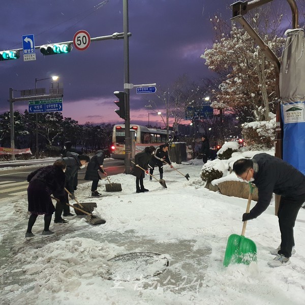  광주광역시, 19일 대설주의보 전 직원 눈치우기 등 밤샘 제설 작업 ‘총력’
