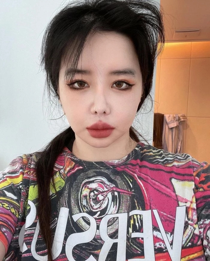 투애니원 출신 가수 박봄, 좀처럼 전해지지 않더니...두 달 만에 올라온 셀카 사진 투애니원 출신 가수 박봄, 좀처럼 전해지지 않더니...두 달 만에 올라온 셀카 사진