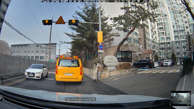  어린이 통학버스 앞지르기 안됩니다!