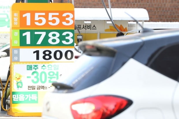 내년부터 휘발유 L당 100원 비싸진다…주유소 '사재기' 단속 내년부터 휘발유 L당 100원 비싸진다…주유소 '사재기' 단속