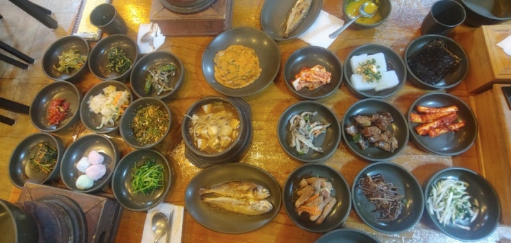  양평 맛집, 마당곤드레밥 : 한식을 좋아하는 애들, 21가지 반찬에 곤드레 밥, 풍성하게 먹고 따뜻한 차로 마무리 한다.