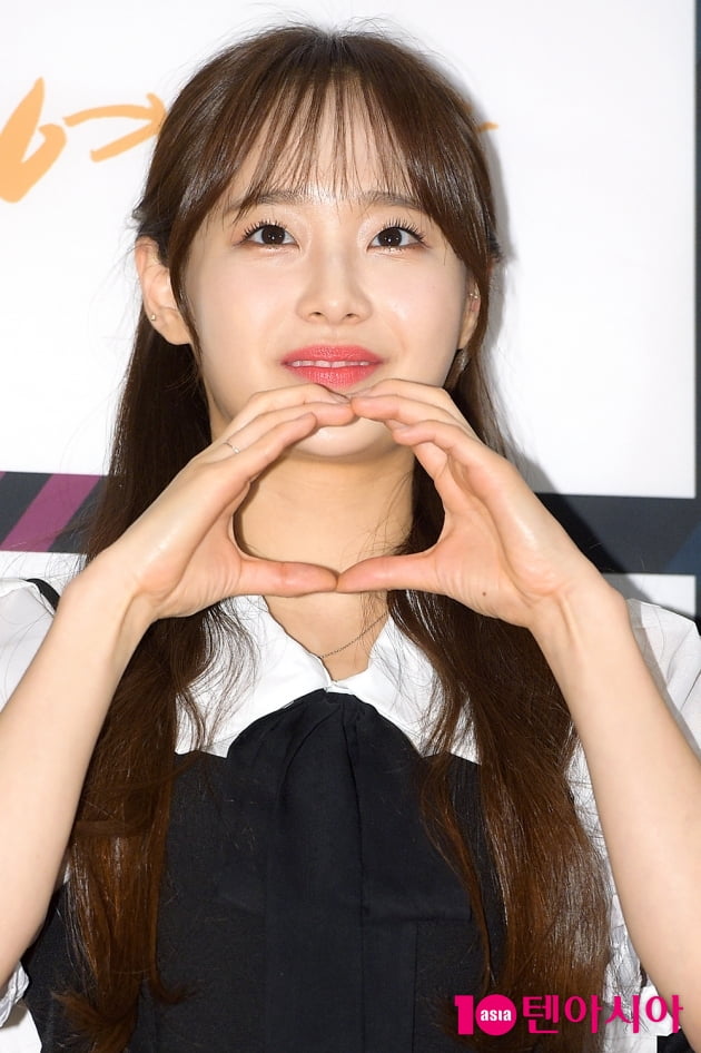 가수 츄, 그룹 이달의 소녀 떠나 '엄마 손' 잡아...잊지 말아야 할 것은 선 넘지 말고 "균형" 가수 츄, 그룹 이달의 소녀 떠나 '엄마 손' 잡아...잊지 말아야 할 것은 선 넘지 말고 "균형"