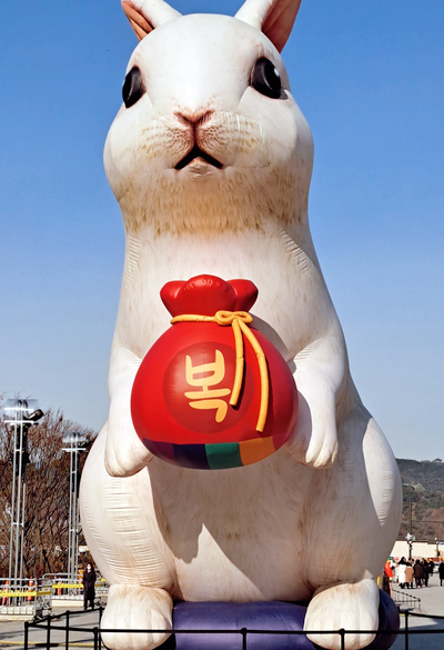2023년은 계묘년(癸卯年), 검은 토끼띠라서 광화문 광장에 대형 토끼가! 2023년은 계묘년(癸卯年), 검은 토끼띠라서 광화문 광장에 대형 토끼가!