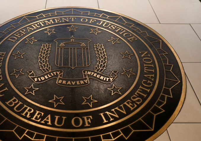 FBI는 성적으로 노골적인 사진을 보내도록 속인 십대들의 온라인 갈취가 급격히 증가하고 있음을 발견했습니다. FBI는 성적으로 노골적인 사진을 보내도록 속인 십대들의 온라인 갈취가 급격히 증가하고 있음을 발견했습니다.