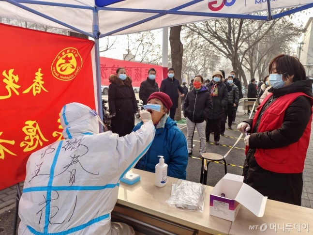 "악몽같은 시나리오, 韓부터 영향"…확진자 급증 中 '새 변이' 경고 "악몽같은 시나리오, 韓부터 영향"…확진자 급증 中 '새 변이' 경고