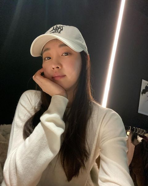  김사랑이 착용한 아이보리 야구 모자 브랜드는?