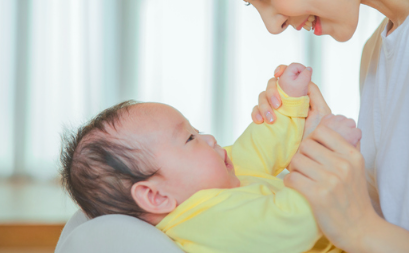 애기 아기 옹알이 시작 어턱해해야할까?