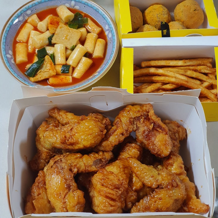  BHC 치킨 골드킹 콤보 뿌링치즈볼 케이준 프라이 코카콜라 그리고 미미네 떡볶이 조합
