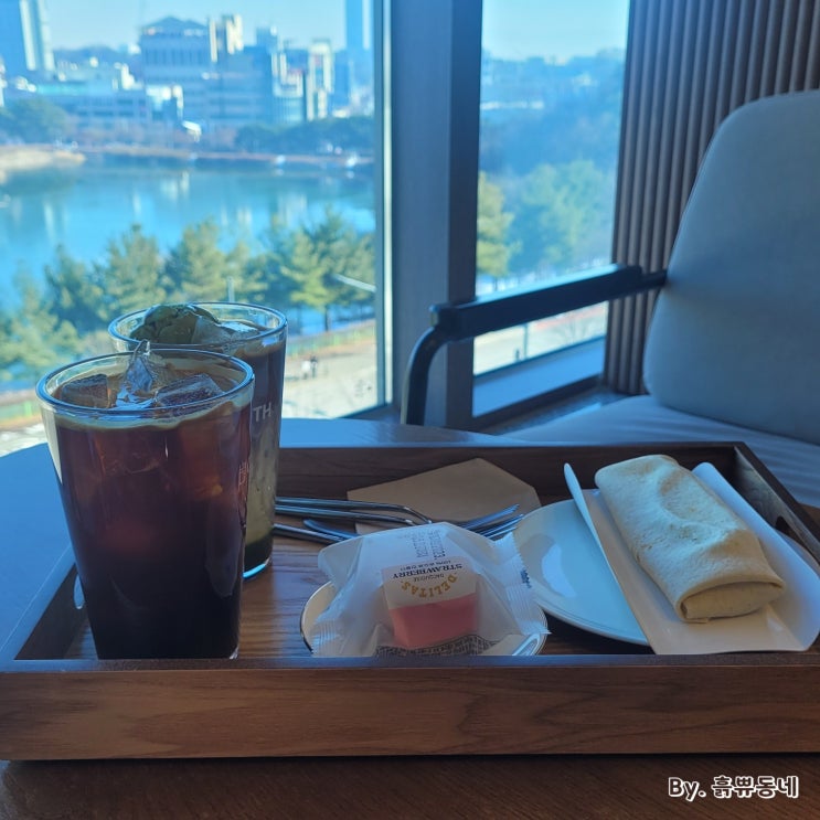  [청주 오창 카페] 호수 뷰가 멋진 오창호수공원 도서관 내 디저트 커피 맛집!! "온어스카페 호수도서관점"