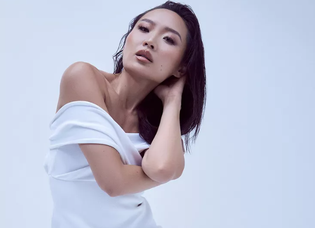 리쥔 리는 '와일드' '바빌론' 파티, '구피' 코스타 브래드 피트, 마고 로비와의 언시시 키스를 합니다. 리쥔 리는 '와일드' '바빌론' 파티, '구피' 코스타 브래드 피트, 마고 로비와의 언시시 키스를 합니다.