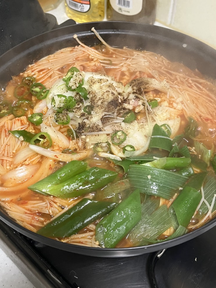 사골육수를 이용해 김치찌개 끓이는 방법! (조개해감)