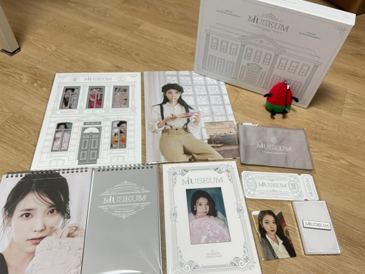  2023 아이유 시즌그리팅 '아이유 뮤지엄' 배송완료, 작년이랑 달라진점