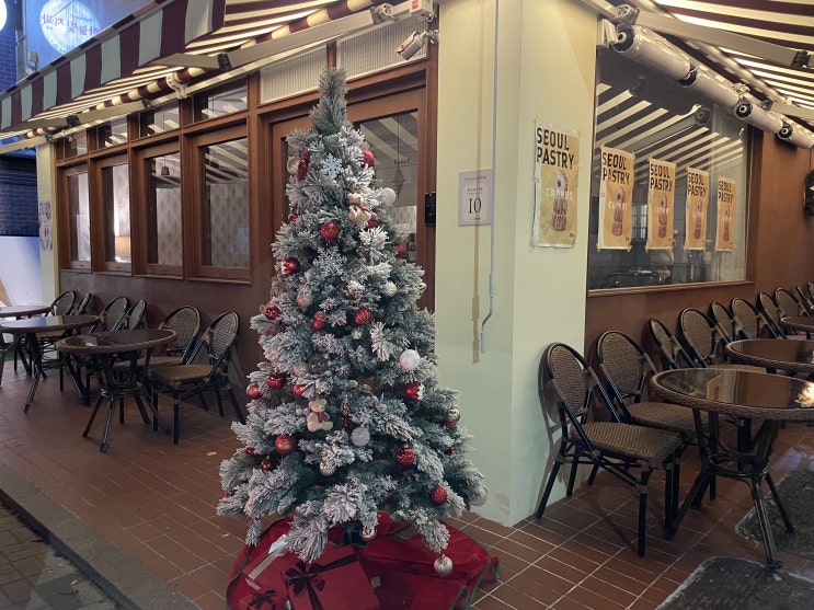 [서울 연남]서울페이스트리_크리스마스트리가 있는 유럽분위기 카페 |메뉴판, 솔직후기, 크로넛|