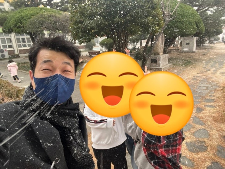 [1학년-교사교육과정12.22.(목) 177일차]김해 첫 눈! "태어나서 눈 처음 봐요!","크리스마스 선물이네요!", 겨울 교과서보다 진짜 눈 구경(김해동광초 1학년 2반)