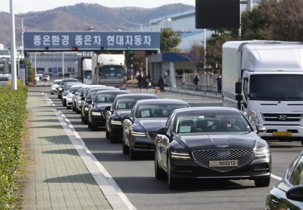 "휘발유 비싸지고 전기차 보조금 줄고"…새해 달라지는 것들 "휘발유 비싸지고 전기차 보조금 줄고"…새해 달라지는 것들