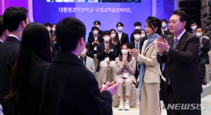 윤석열 <b>대통령</b>·김건희 여사, <b>미래 과학자</b>들과 대화
