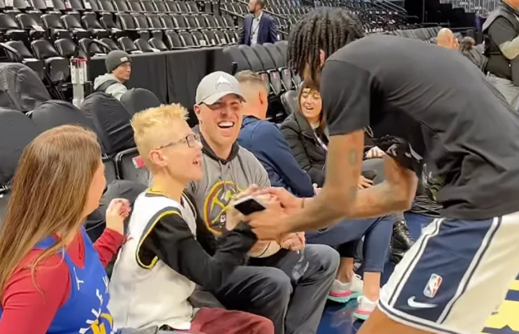 Denver Nuggets의 Bones Hyland가 마음이 따뜻해지는 비디오에서 의기양양한 젊은 팬 코트에서 만나요 – 보세요. Denver Nuggets의 Bones Hyland가 마음이 따뜻해지는 비디오에서 의기양양한 젊은 팬 코트에서 만나요 – 보세요.