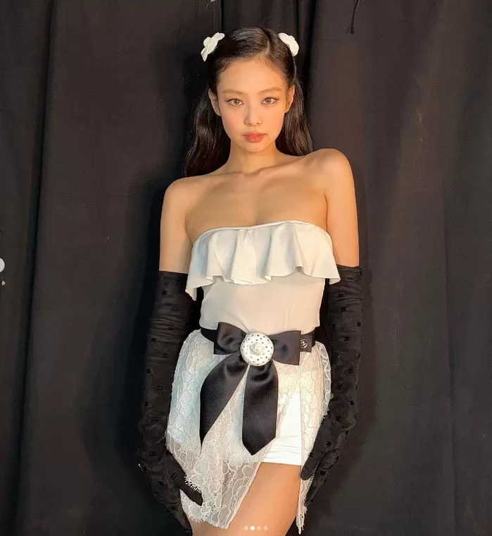 유럽 투어 중인 블랙핑크 제니, "쩍벌에 가슴 터치까지" 수위 높은 안무 선보여 시선을 사로 잡아 유럽 투어 중인 블랙핑크 제니, "쩍벌에 가슴 터치까지" 수위 높은 안무 선보여 시선을 사로 잡아