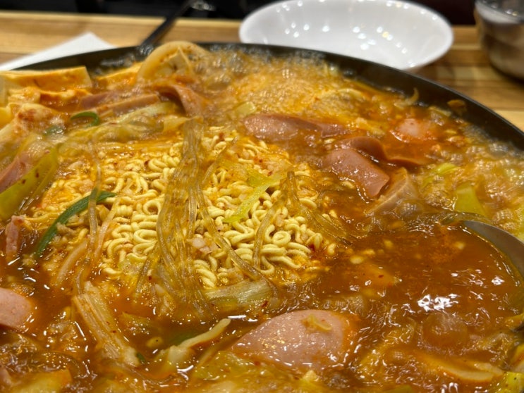  리얼 푸짐한 김뚜껑부대찌개 부천상동점 라면/계란말이/음료가 전부 포함!
