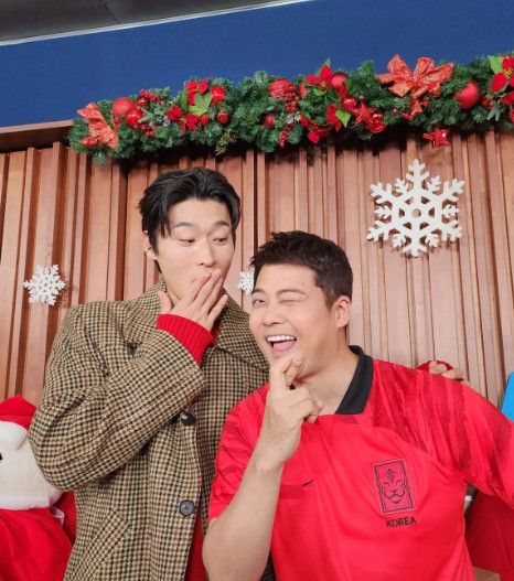  "도대체 언제 찍은 거야?"…전현무, 조규성과 투 샷에 해맑은 미소