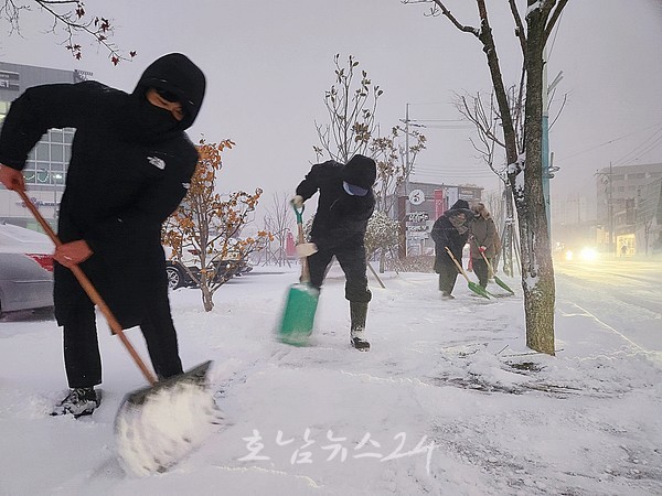  해남군, 대설주의보 발령에 따라 23일 전 직원 비상근무 제설작업 ‘구슬땀’