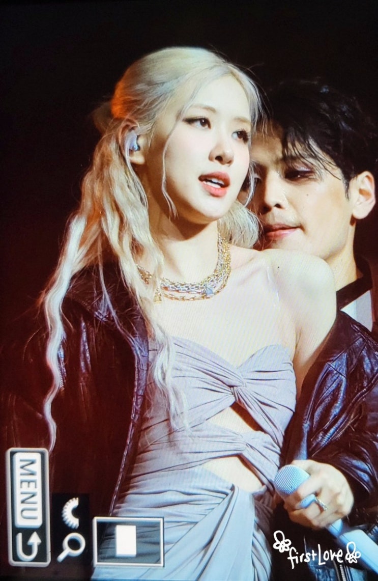 블랙핑크 로제, 독보적인 분위기로 바비인형 뺨치는 늘씬한 각선...베를린에서 입어본 생로랑 의상 블랙핑크 로제, 독보적인 분위기로 바비인형 뺨치는 늘씬한 각선...베를린에서 입어본 생로랑 의상