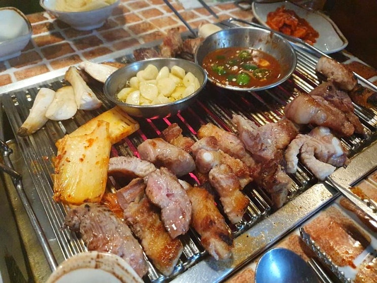  고기먹고 감동한 두툼한 생삼겹, 목살 사당 굴뚝집