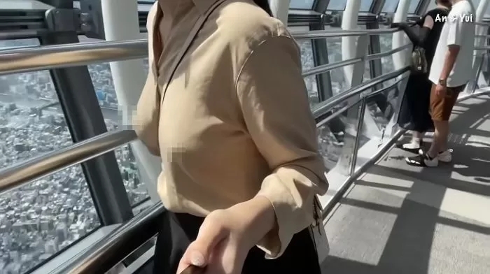 일본 여성 2명의 유튜버 안과 유이, '노브라'로 도쿄 유명 관광지 소개 영상 찍었다 조회수 폭발 (ft. 영상)