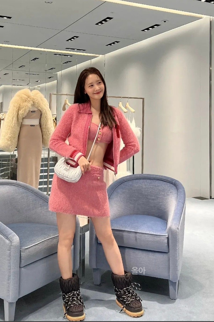  윤아 미우미우 miumiu SS23 룩, 가방,가디건 셋업 가격이 얼마?