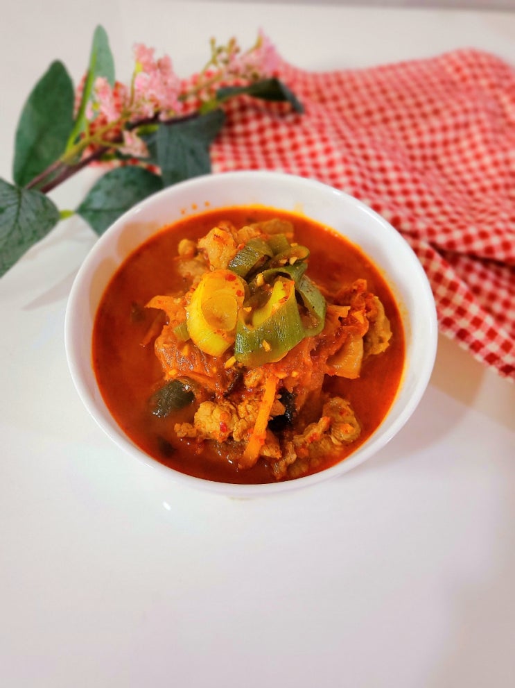  목살 김치찌개 황금 레시피. 오늘의 요리사는 남편 밥도둑 찌개 만들기.묵은지요리.돼지고기목살요리.