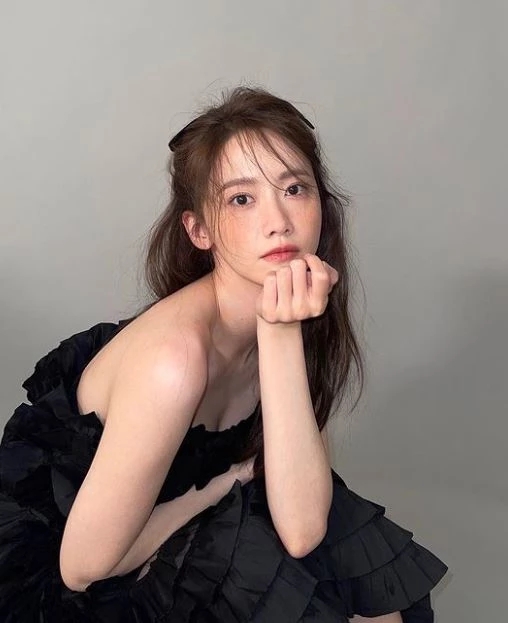 소녀시대 윤아, 찢은 듯한 초미니 스커트 입고...우월한 각선미로 시선 사로 잡아 소녀시대 윤아, 찢은 듯한 초미니 스커트 입고...우월한 각선미로 시선 사로 잡아